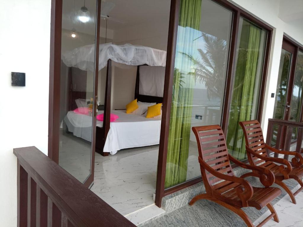 Postel nebo postele na pokoji v ubytování London Villa Secret Beach Mirissa