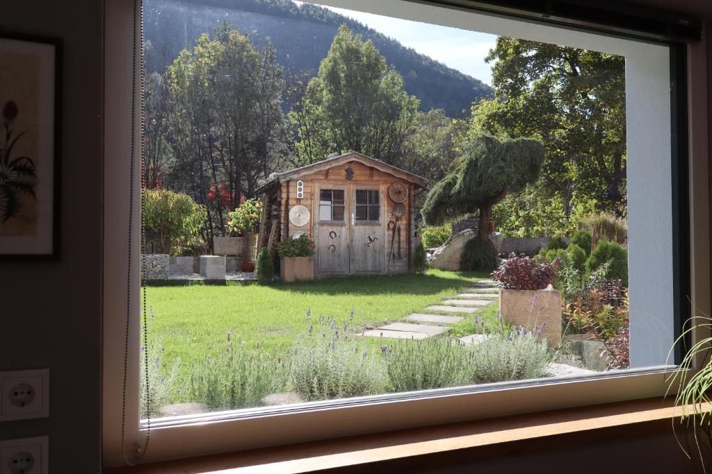 Una vista de la ventana de una pequeña casa en un patio. en Apartment Wörer, en Perca