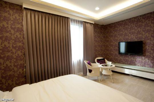 TV a/nebo společenská místnost v ubytování Flower Style B&B
