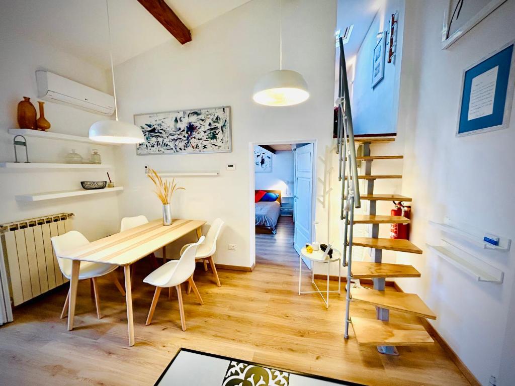 a dining room and living room with a table and chairs at Casa Malù, Corso Italia Piombino AC in Piombino