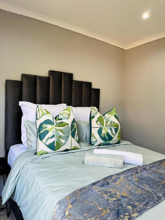 Katil atau katil-katil dalam bilik di Modern 1 bedroom Apartment in Mthatha