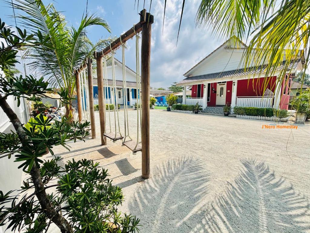 JertihにあるJ'Nero Homestay Pool Besutの建物前の浜辺のブランコ