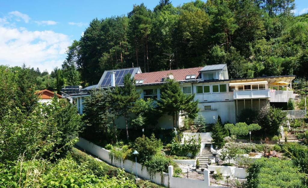dom na zboczu wzgórza z drzewami w obiekcie Roomantic Apartments w mieście Bromberg