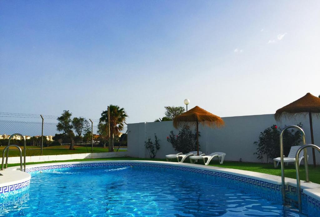 Bazén v ubytovaní Roquetas Beach and Playa Serena Golf Village alebo v jeho blízkosti