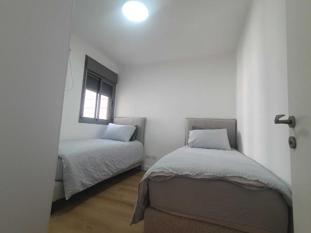 Ένα ή περισσότερα κρεβάτια σε δωμάτιο στο לילה בחריש