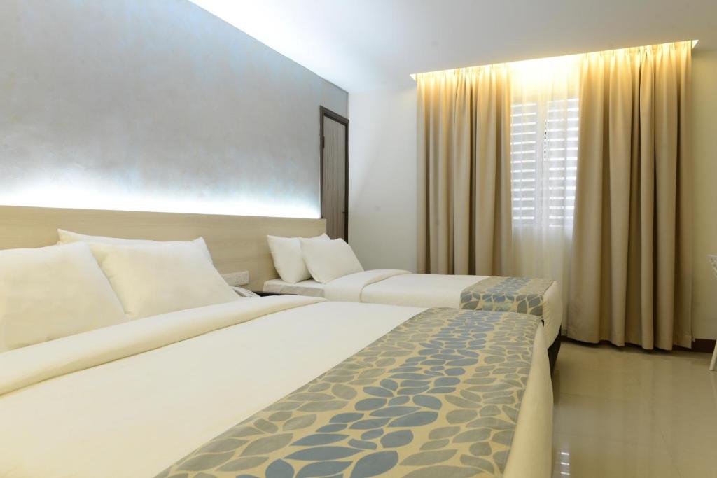 Postel nebo postele na pokoji v ubytování Samudra Hotel Kuching