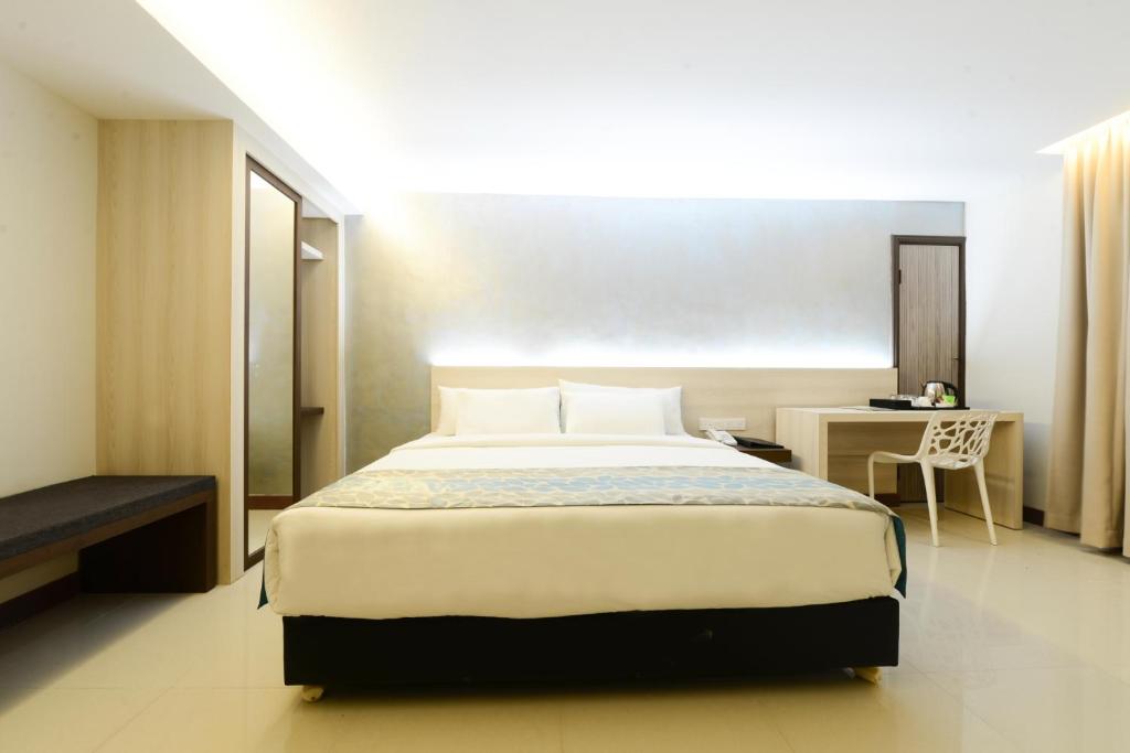 Postel nebo postele na pokoji v ubytování Samudra Hotel Kuching