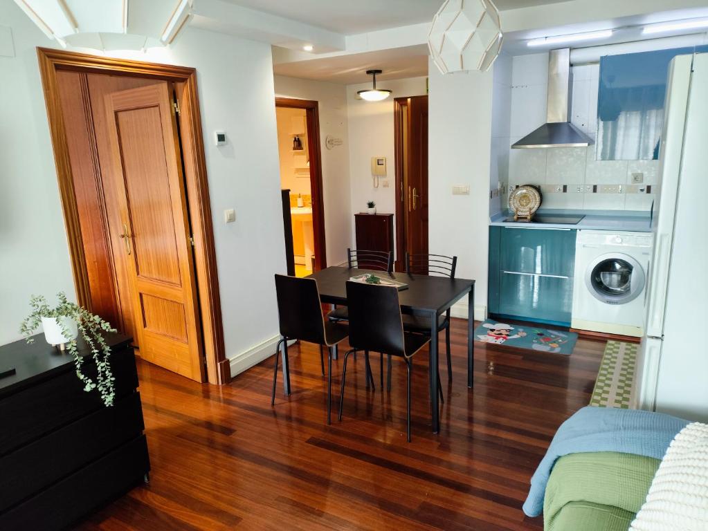 a kitchen and dining room with a table and chairs at Flor de Lis in Medina de Pomar
