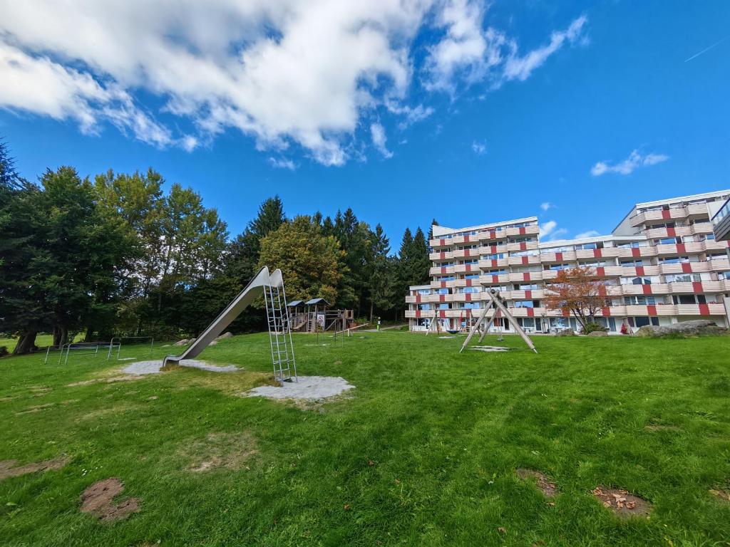 een speeltuin in een park voor een gebouw bij Ferienwohnung Chill Zone in Sankt Englmar