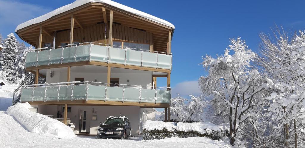 テルフェス・イム・シュトゥーバイにあるStubai Apartment Telfesの雪車の建物