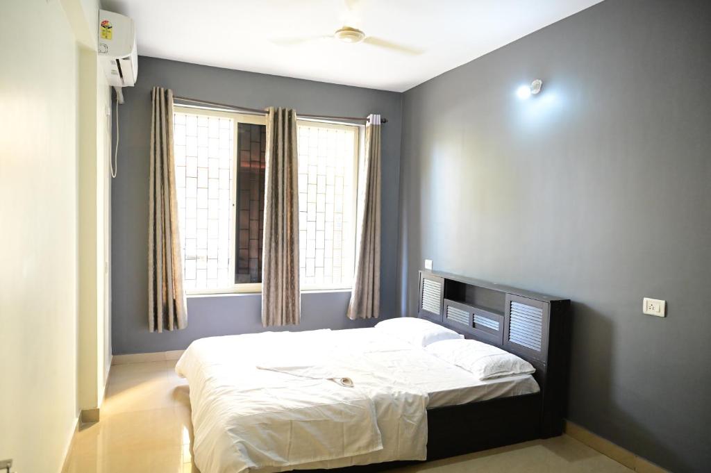 Postel nebo postele na pokoji v ubytování Nature's beauty 2 bhk ac apartment