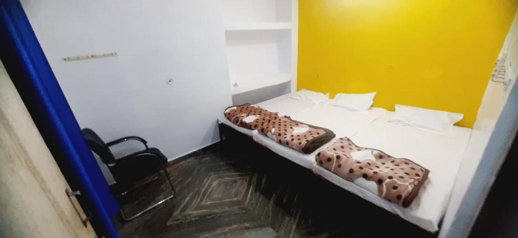 Ένα ή περισσότερα κρεβάτια σε δωμάτιο στο sukh dham