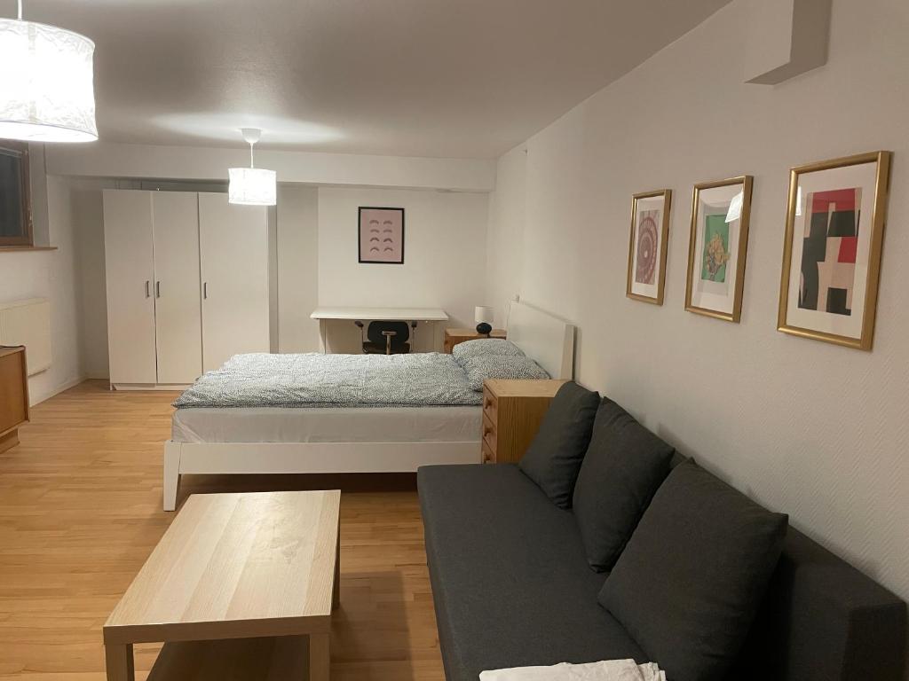 un soggiorno con un letto e un divano di Villa Room a Malmö