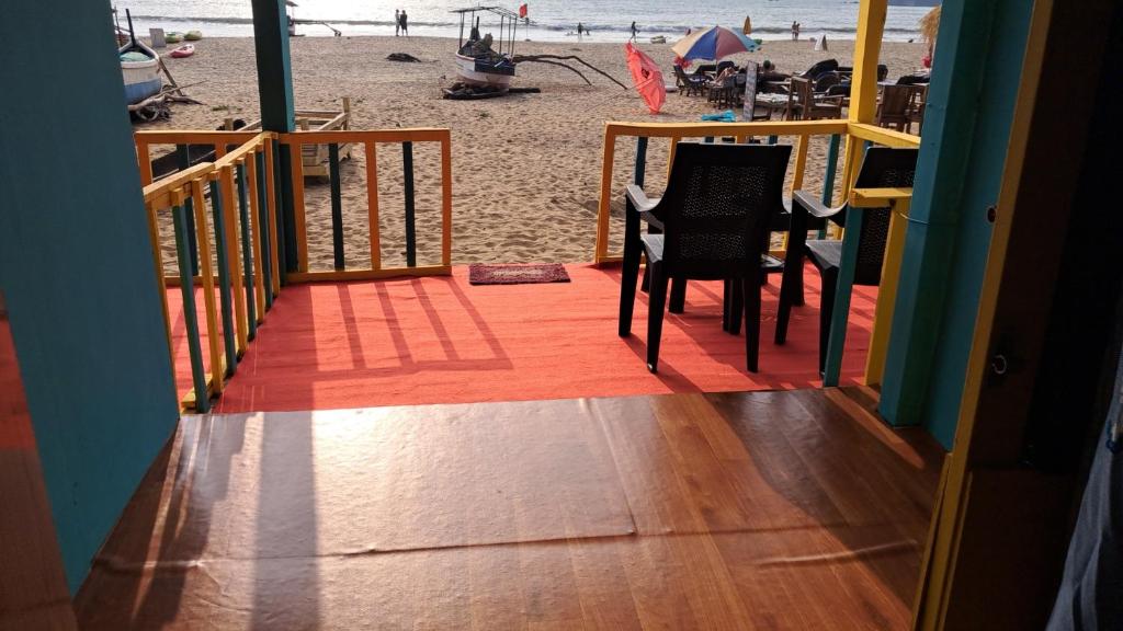 balcone con tavolo e sedie sulla spiaggia di Columbus goa beach resort a Palolem