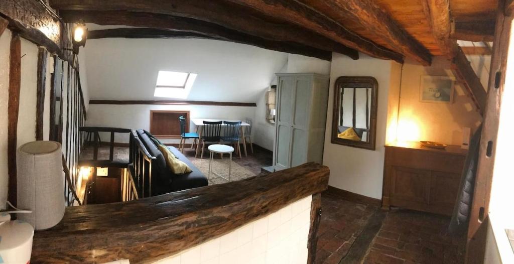 una sala de estar con un sofá y una mesa en historique, en Clamecy