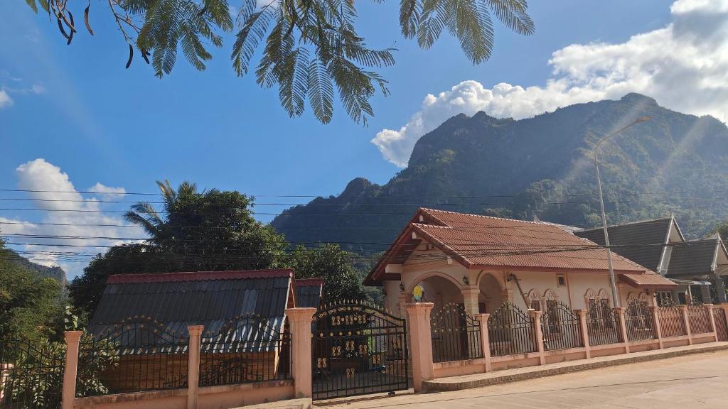 NongkhiawにあるMango Villa Nong Khiawの山前の柵付き建物