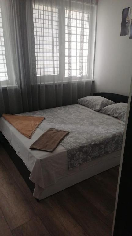 Un dormitorio con una cama con dos almohadas encima. en Апартамент войвода, en Varna
