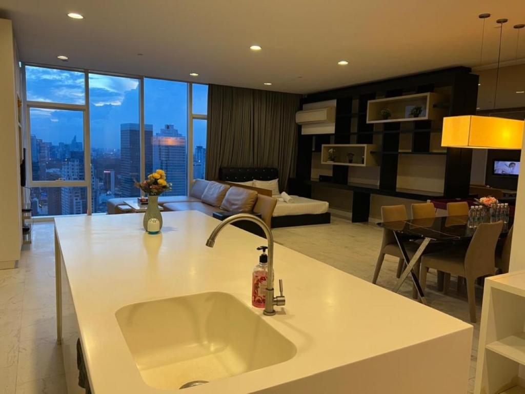Una cocina con fregadero y una sala de estar. en Platinum Kuala Lumpur five City, en Kuala Lumpur