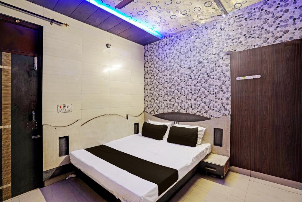 a bedroom with a bed in a room at Hotel O Ginni in Rohtak