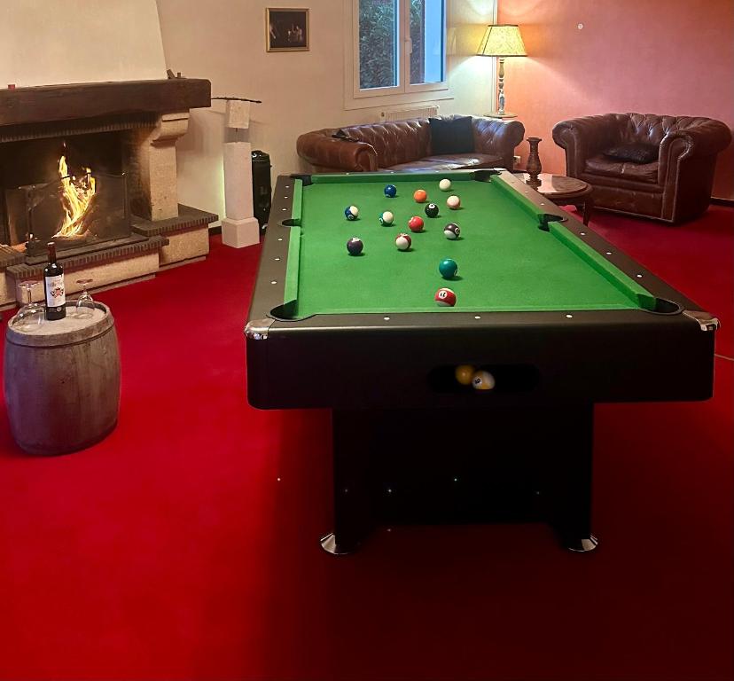 a living room with a pool table and a fireplace at "Instant Zen" Chambre double - 15 min Merignac airport et Bordeaux in Saint-Médard-en-Jalles
