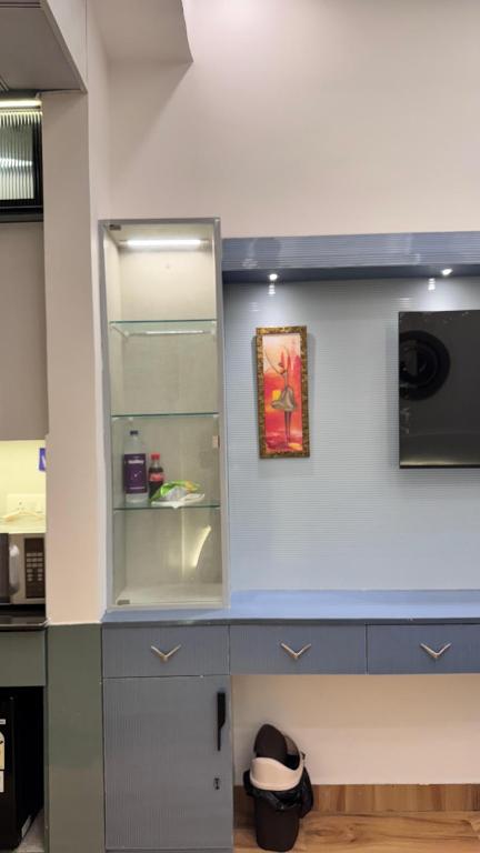 Una cocina con un refrigerador abierto en una habitación. en Visitor Stop, en Greater Noida