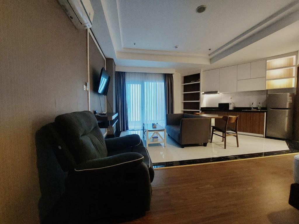 BagamにあるExecutive Room at 8th Floorのリビングルーム(ソファ、椅子付)、キッチン