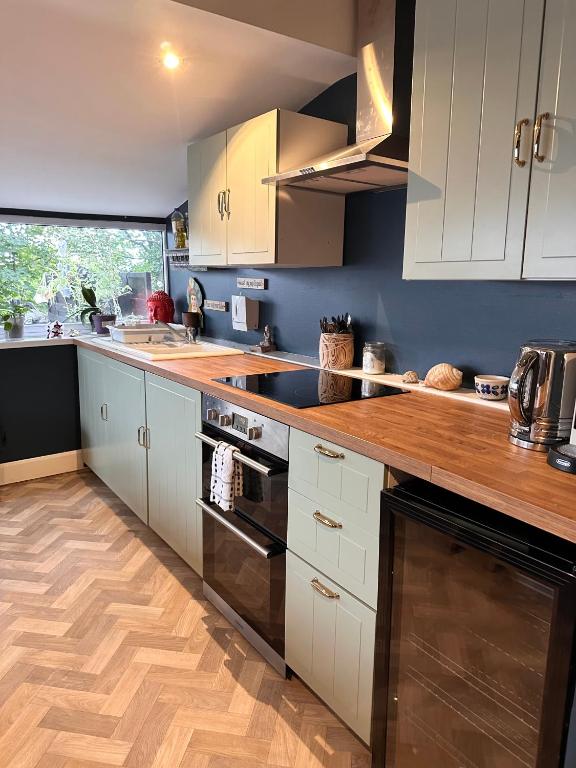 The Boho - 4 min walk to beach & town - Resim 10