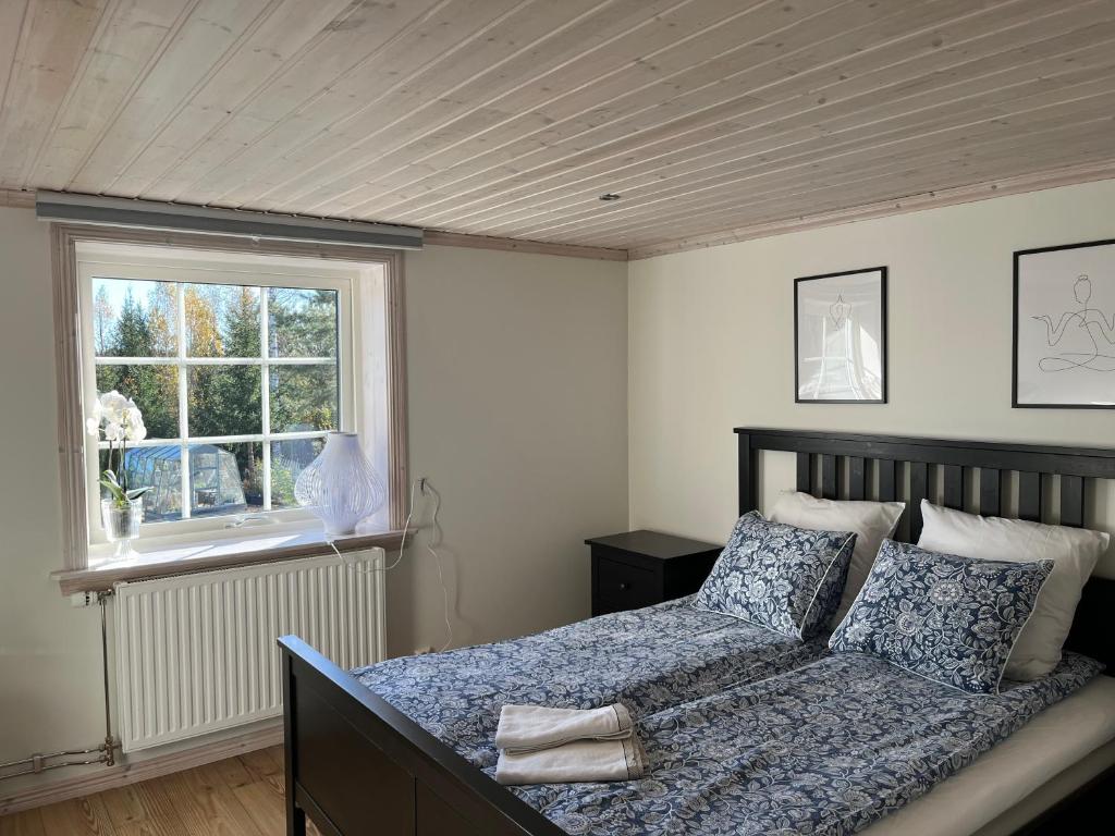 un dormitorio con una cama y una ventana en Solhem Terrassen, en Arvika