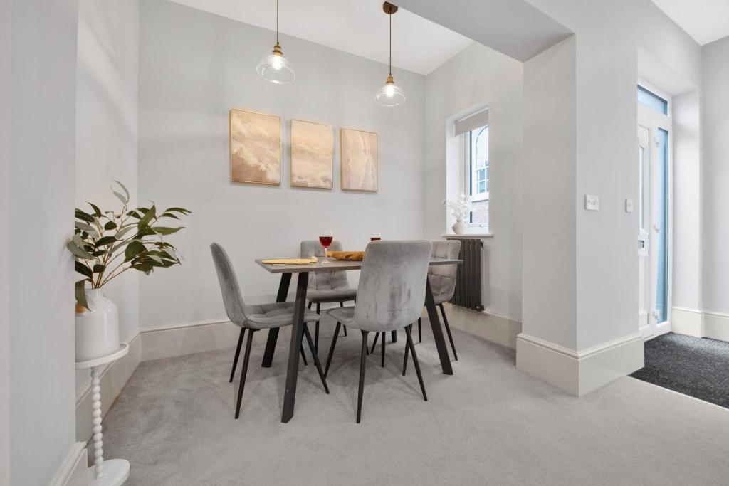 une salle à manger avec une table et des chaises dans l'établissement WhiskAwayHomes Shaw Street Apartment 1, à Worcester