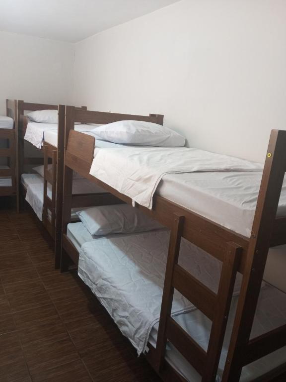 a couple of bunk beds in a room at Hospedagem e Pousada Cachoeira Paulista in Cachoeira Paulista