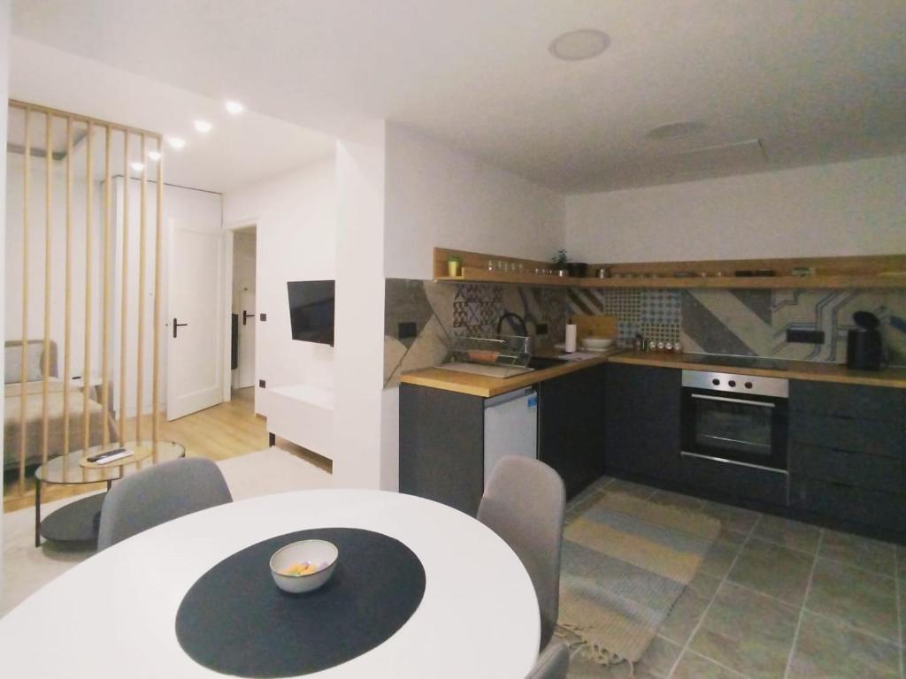 une cuisine et un salon avec une table et des chaises dans l'établissement Grujo Apartment, à Belgrade