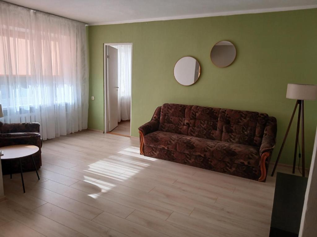 uma sala de estar com um sofá e uma mesa em Уютный уголок em Narva