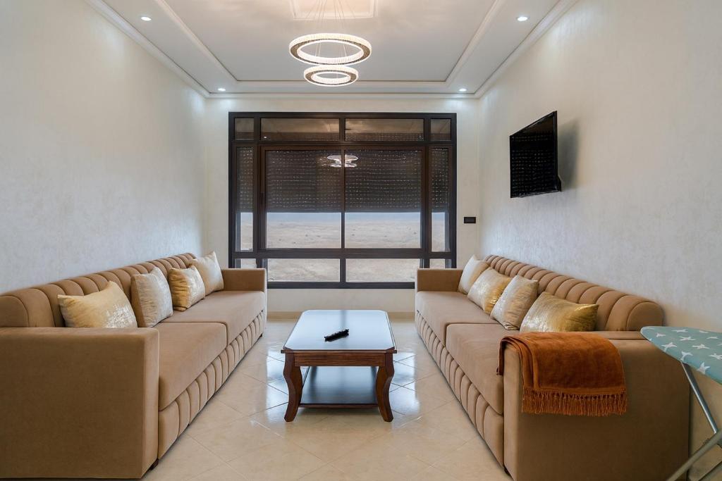Ruang duduk di Ras El Ma Seaview Apartment Cap de l'eau Nador Saidia Wifi Klima مطلة على البحر