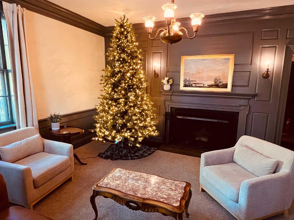 ein Wohnzimmer mit einem Weihnachtsbaum und einem Kamin in der Unterkunft Historic Home in Amazing Location in Portland