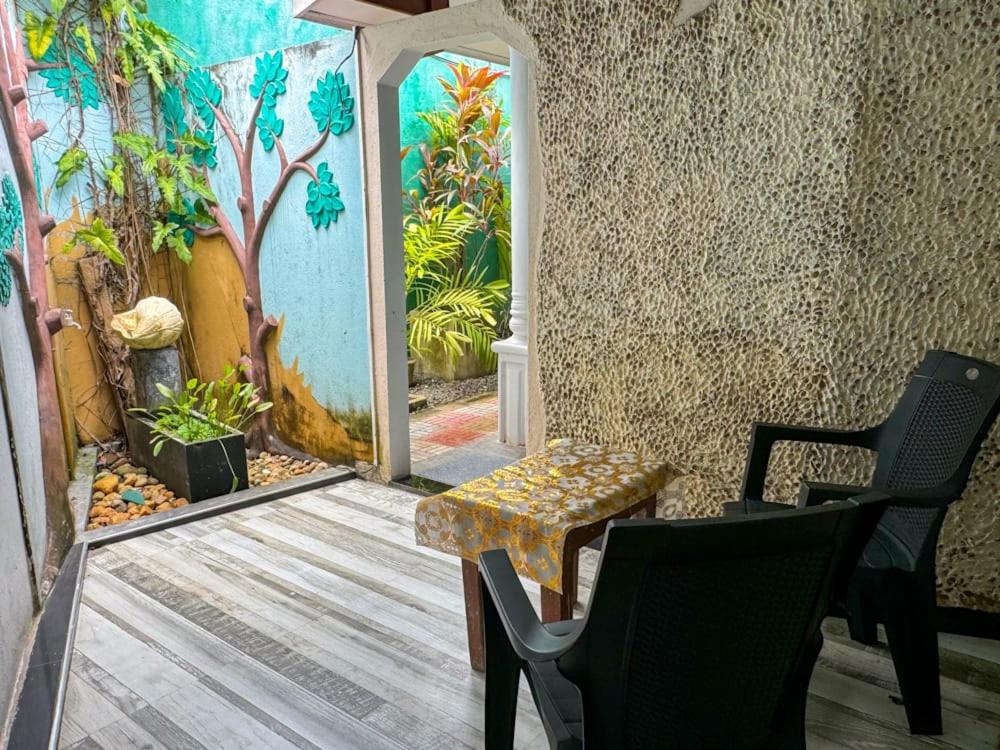 Κήπος έξω από το Gaya Place Mirissa