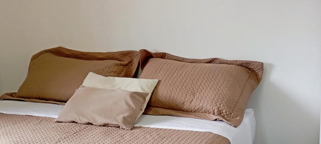 Giường trong phòng chung tại Aeroporto e praia loft casal
