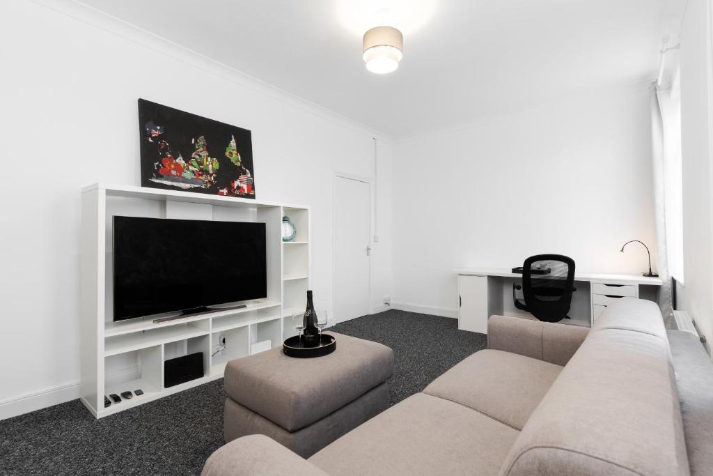 Et tv og/eller underholdning på Centrally Located Flat Sleeps 4 King and Sofabed