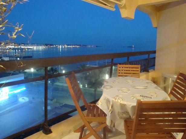 a table and chairs on a balcony with a view of the ocean at Acapulco Frejus Plage in Fréjus
