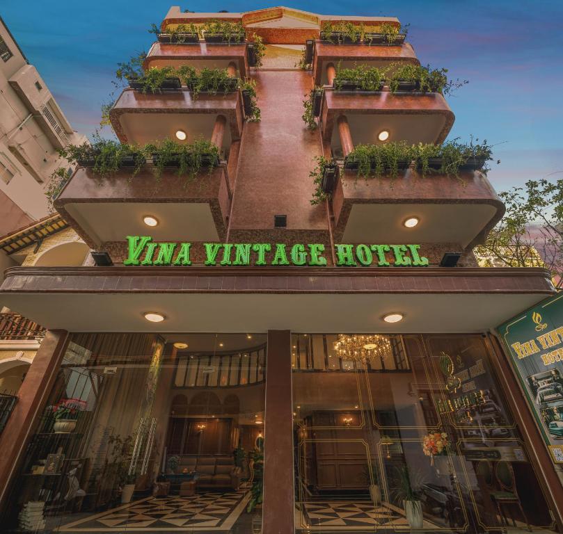Vina Vintage Hotel Huế gây ấn tượng với mặt tiền mang nét cổ điển, ban công phủ cây xanh và vị trí thuận tiện gần khu vực trung tâm thành phố.