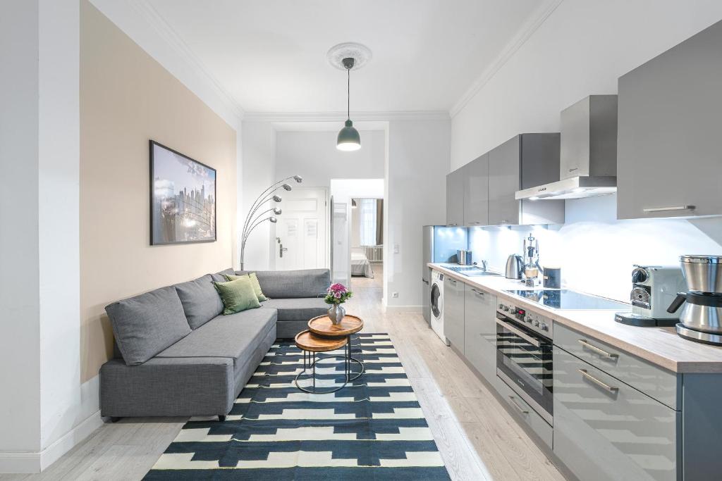 Hotel The Lohmeyerstr I, lovely 1 BR, group & family friendly, 2 - 4 Guests, a living room with a couch and a kitchen at The Lohmeyerstr I, lovely 1 BR, group & family friendly, 2 - 4 Guests in Berlin