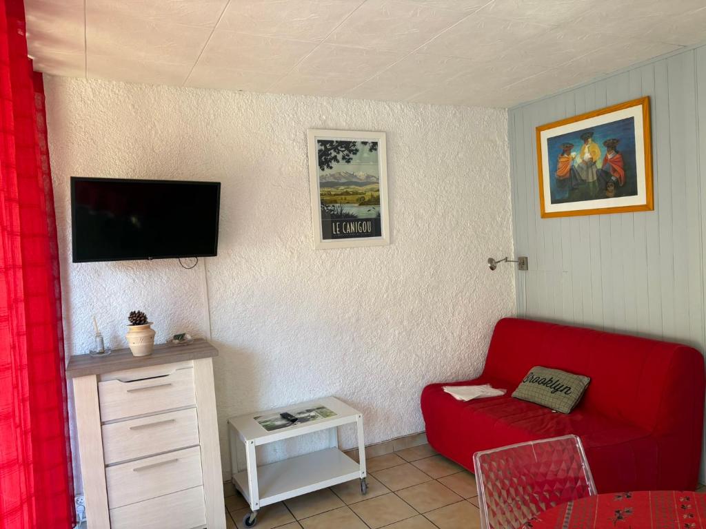 TV a/nebo společenská místnost v ubytování Mer Soleil Pinede