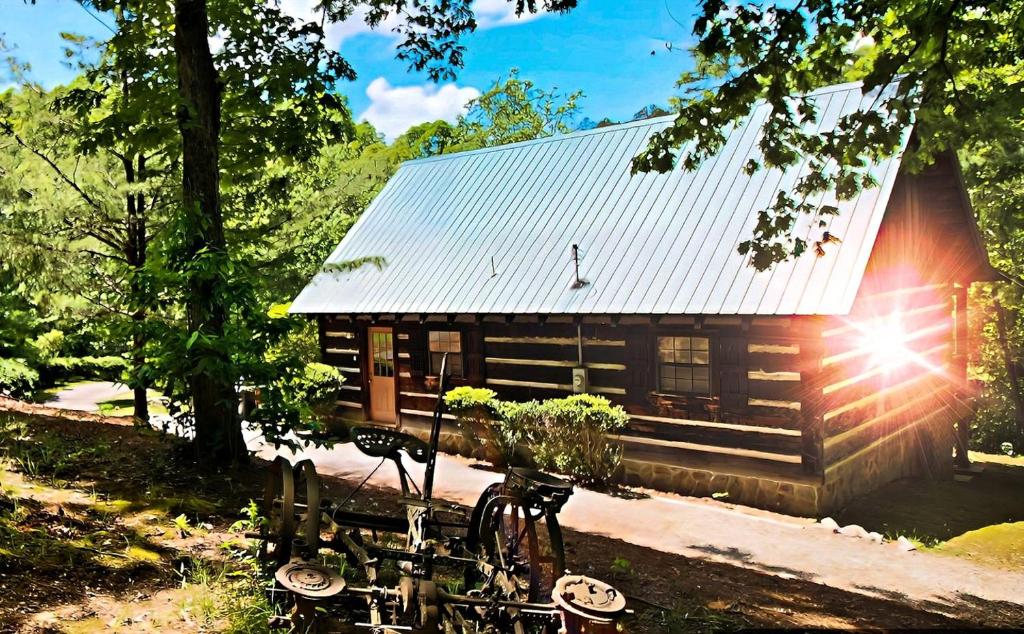 Gallery image of Spacious and Rustic Cabin with a Hot Tub near Copperhill for a Family Getaway in Tennessee in Copperhill