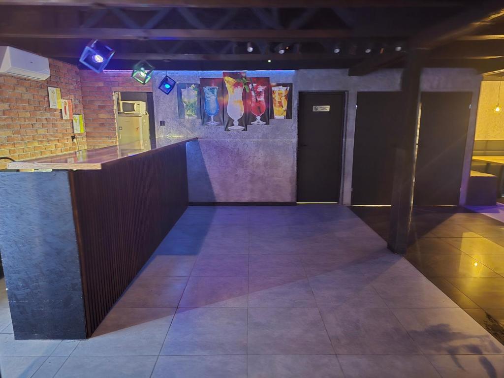 une pièce avec un comptoir avec des tableaux au mur dans l'établissement LoftHouseClub, à Varsovie