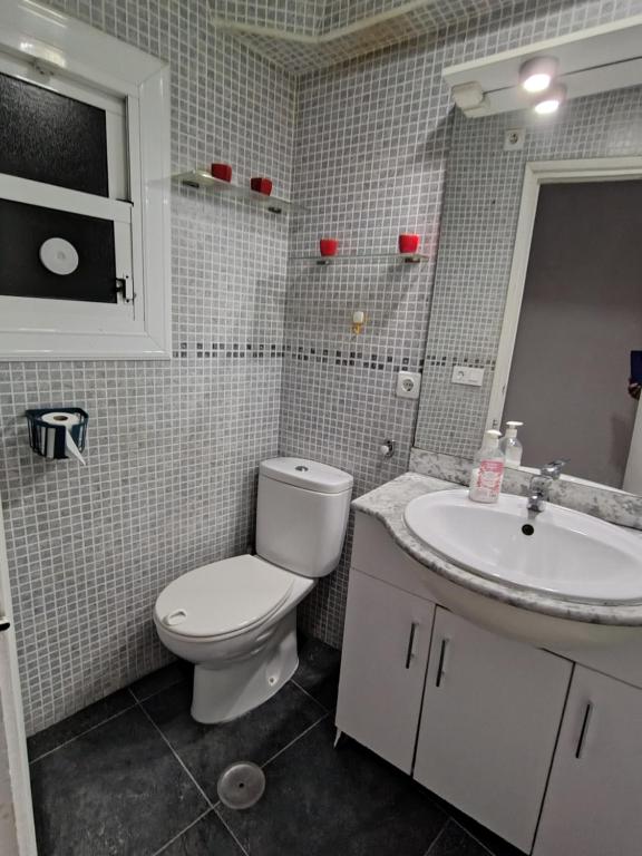 un baño con inodoro y lavabo en Hogar, en Alicante