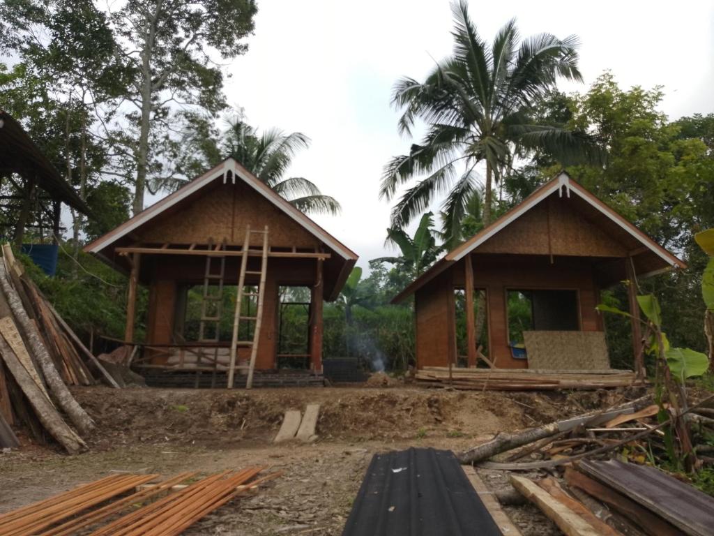 a house under construction with the roof up at Tetebatu River Side BUNGALOWs in Tetebatu