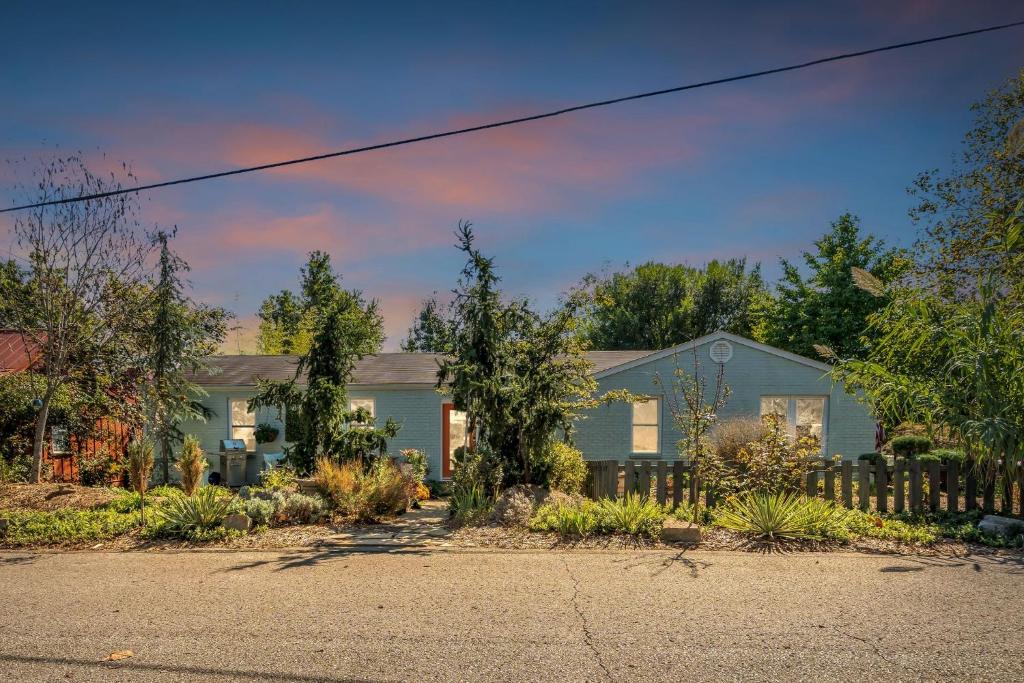 una casa azul con una valla en un patio en 5 min to DT-Multicade Arcade-Nature Trails-Scenic- !, en Nashville