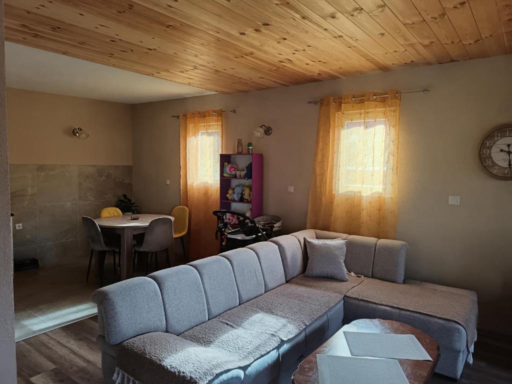 uma sala de estar com um sofá e uma mesa em Mona apartman em Žabljak