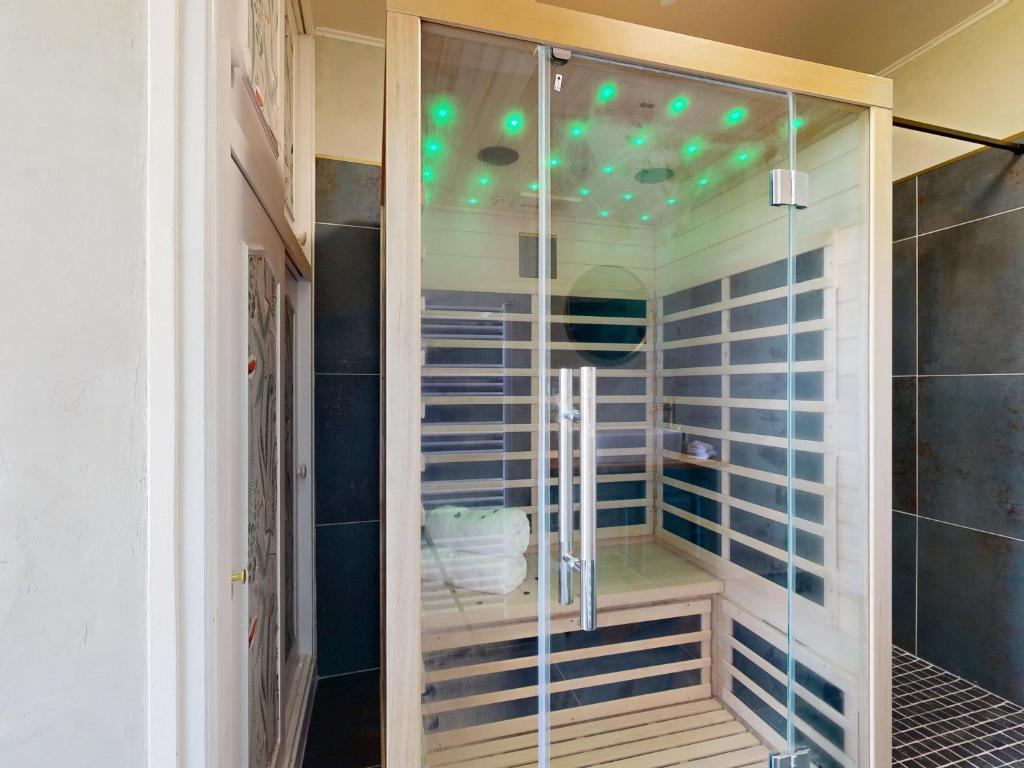 Ένα μπάνιο στο Appartement Standing Sauna Privé