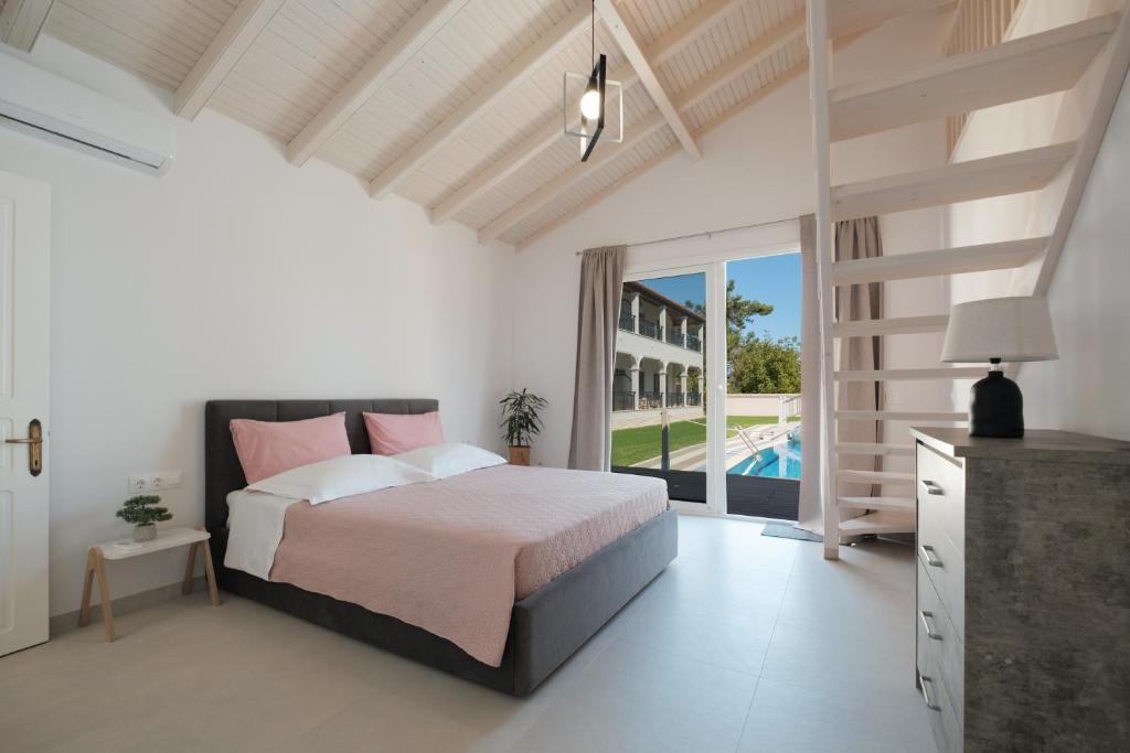 une chambre avec un lit et une vue sur une piscine dans l'établissement Dimitris Apartments, à Sidari