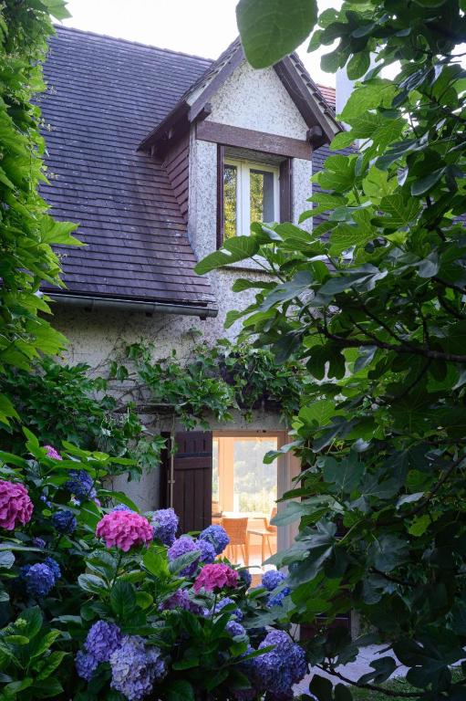 a house with flowers in front of a door at Petit Vaure in Ruch